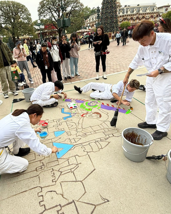 唔使識畫畫都畫得？專訪迪士尼前職員解密「掃把地畫」！最難忘遊客企足兩小時拍片