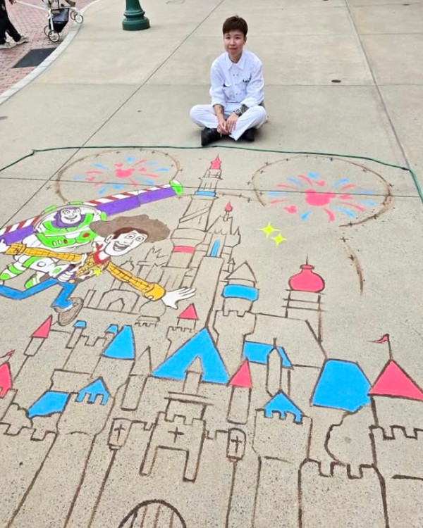 唔使識畫畫都畫得？專訪迪士尼前職員解密「掃把地畫」！最難忘遊客企足兩小時拍片