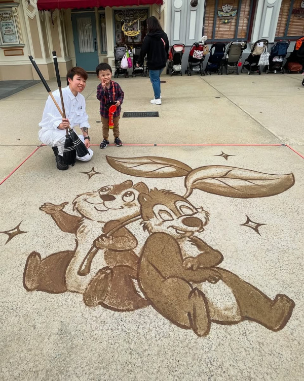 唔使識畫畫都畫得？專訪迪士尼前職員解密「掃把地畫」！最難忘遊客企足兩小時拍片