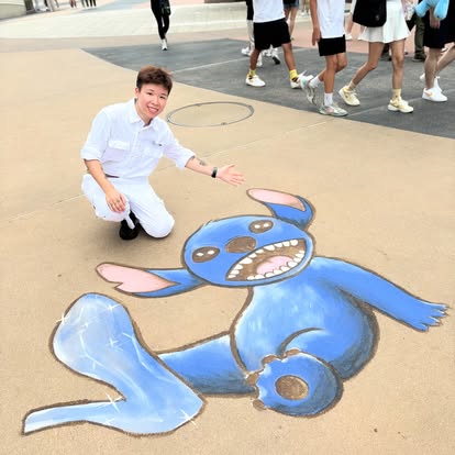 唔使識畫畫都畫得？專訪迪士尼前職員解密「掃把地畫」！最難忘遊客企足兩小時拍片