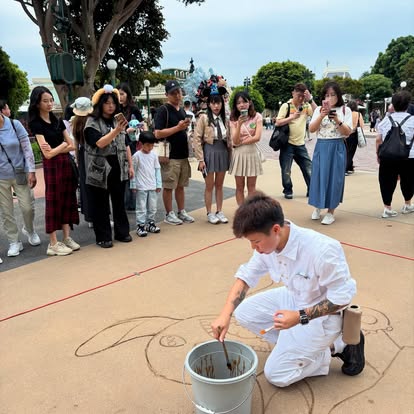 唔使識畫畫都畫得？專訪迪士尼前職員解密「掃把地畫」！最難忘遊客企足兩小時拍片