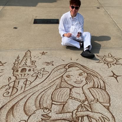 唔使識畫畫都畫得？專訪迪士尼前職員解密「掃把地畫」！最難忘遊客企足兩小時拍片