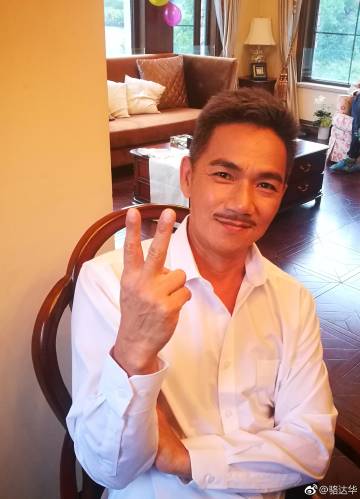 「御用大奸角」離巢15年罕有回港近況曝光！戾氣全無反差極大︰真人好善良