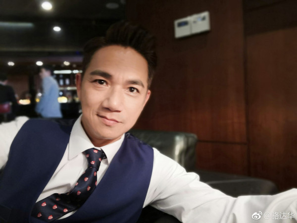 「御用大奸角」離巢15年罕有回港近況曝光！戾氣全無反差極大︰真人好善良