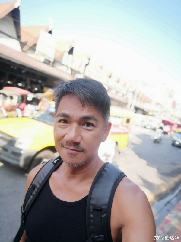 「御用大奸角」離巢15年罕有回港近況曝光！戾氣全無反差極大︰真人好善良