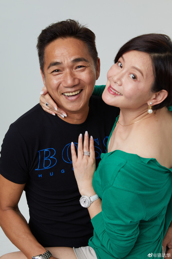 「御用大奸角」離巢15年罕有回港近況曝光！戾氣全無反差極大︰真人好善良