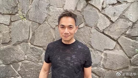 「御用大奸角」離巢15年罕有回港近況曝光！戾氣全無反差極大︰真人好善良