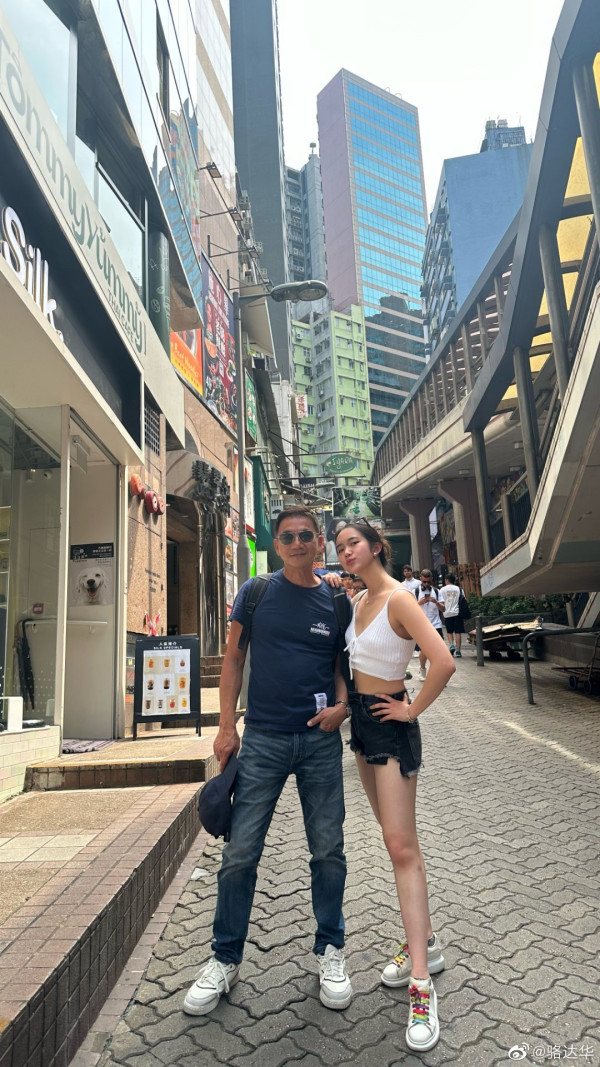 「御用大奸角」離巢15年罕有回港近況曝光！戾氣全無反差極大︰真人好善良