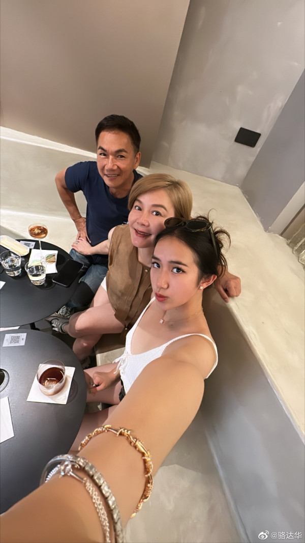 「御用大奸角」離巢15年罕有回港近況曝光！戾氣全無反差極大︰真人好善良