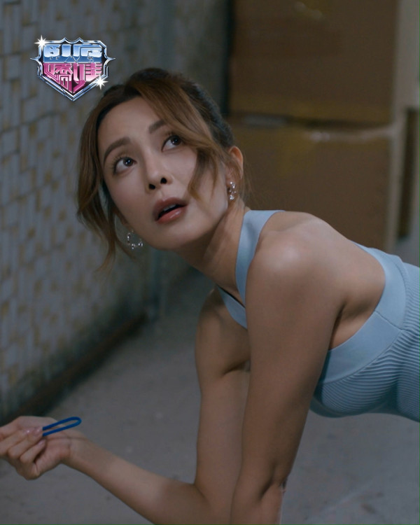 臥底嬌娃｜張曦雯完美Carry「最強戰衣」超貼身短裙 標準零贅肉S形線條震撼眼球