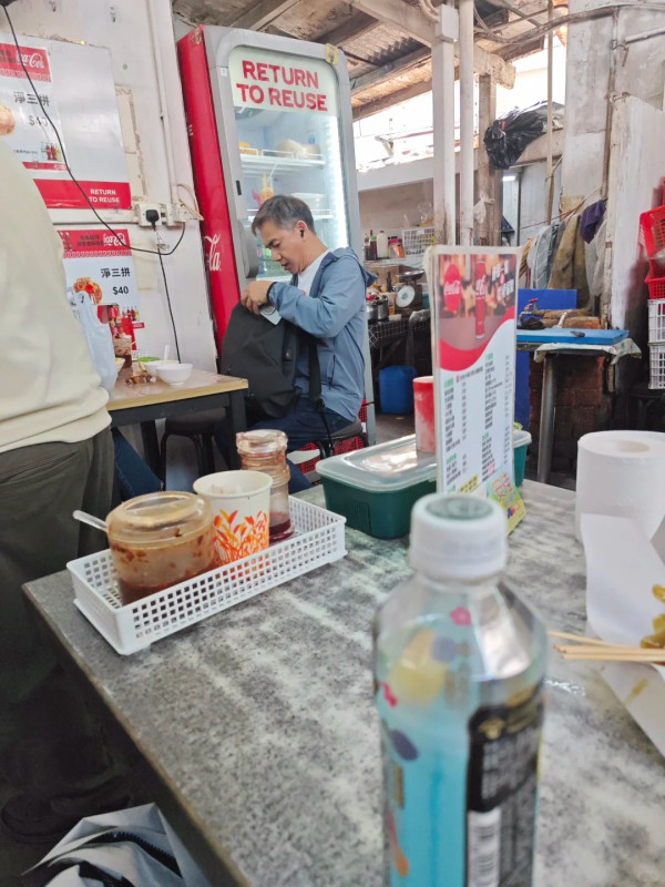 「御用大奸角」離巢15年罕有回港近況曝光！戾氣全無反差極大︰真人好善良