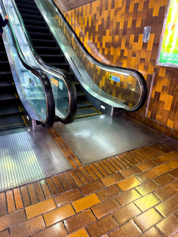 紅磡廣場「穿越感」變猛鬼怪談！網民瘋傳氣場極猛：苦主一離開即撞邪？