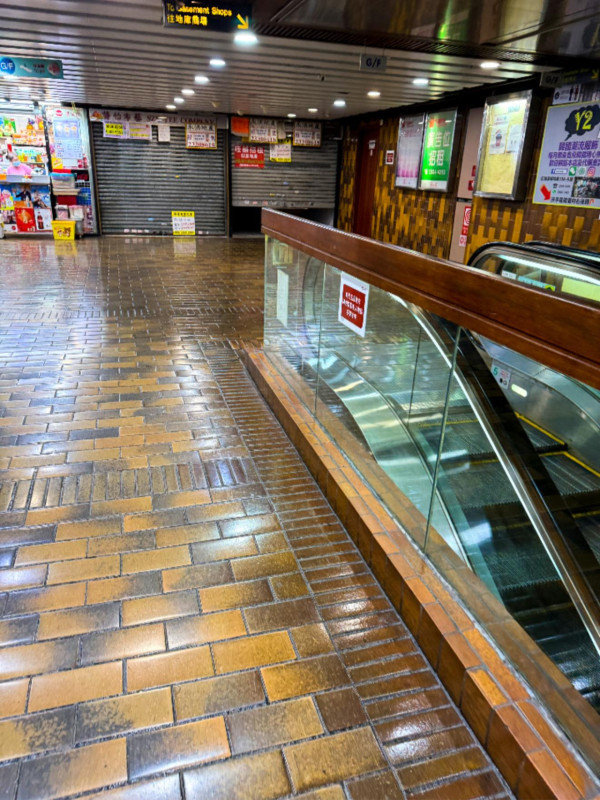 紅磡廣場「穿越感」變猛鬼怪談！網民瘋傳氣場極猛：苦主一離開即撞邪？