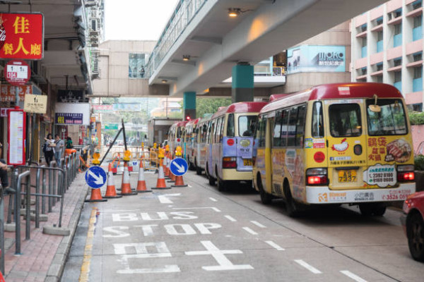戴降噪耳機搭車惹事？司機霸氣告示搭小巴禁聽耳機！網民：搭車定坐監？