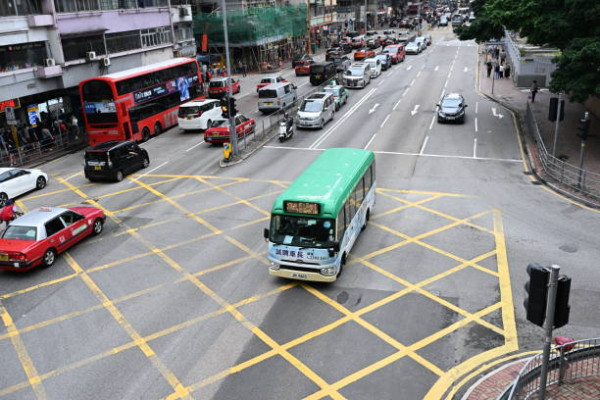 戴降噪耳機搭車惹事？司機霸氣告示搭小巴禁聽耳機！網民：搭車定坐監？