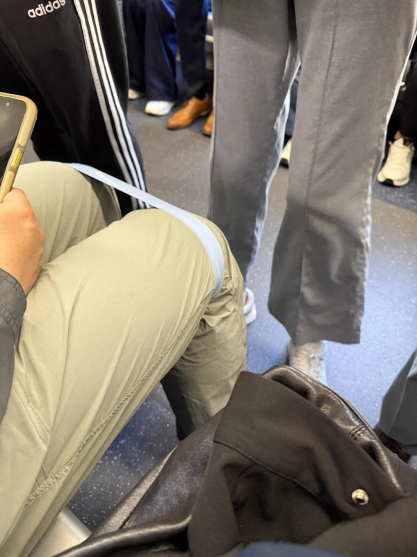 東鐵壯漢「自綁雙腿」搭車瘋傳！網民激讚超體貼 真相原來係日本養生療法？