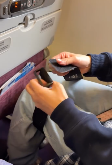 東鐵壯漢「自綁雙腿」搭車瘋傳！網民激讚超體貼 真相原來係日本養生療法？