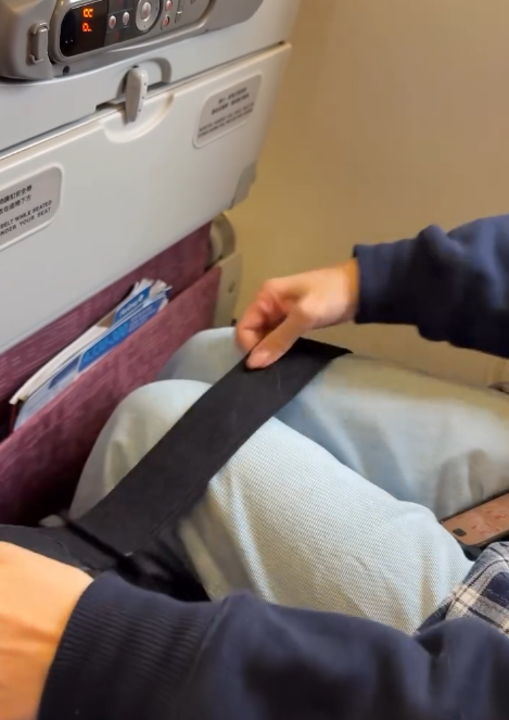 東鐵壯漢「自綁雙腿」搭車瘋傳！網民激讚超體貼 真相原來係日本養生療法？