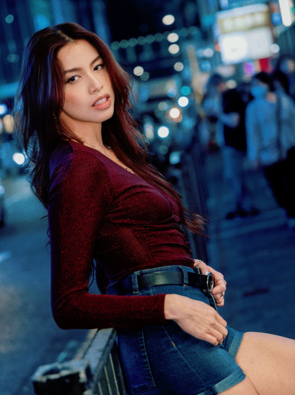 雙料港姐冠軍真空上陣教著內衣除胸墊 胸形畢露震撼網民：造福女性