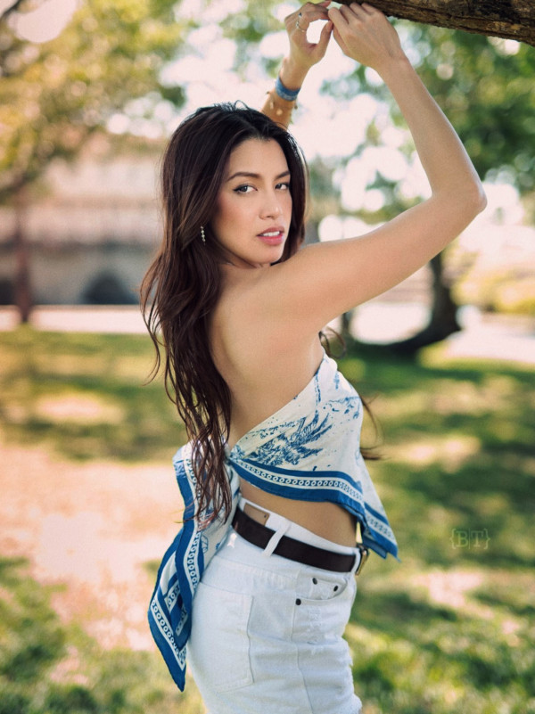 雙料港姐冠軍真空上陣教著內衣除胸墊 胸形畢露震撼網民：造福女性