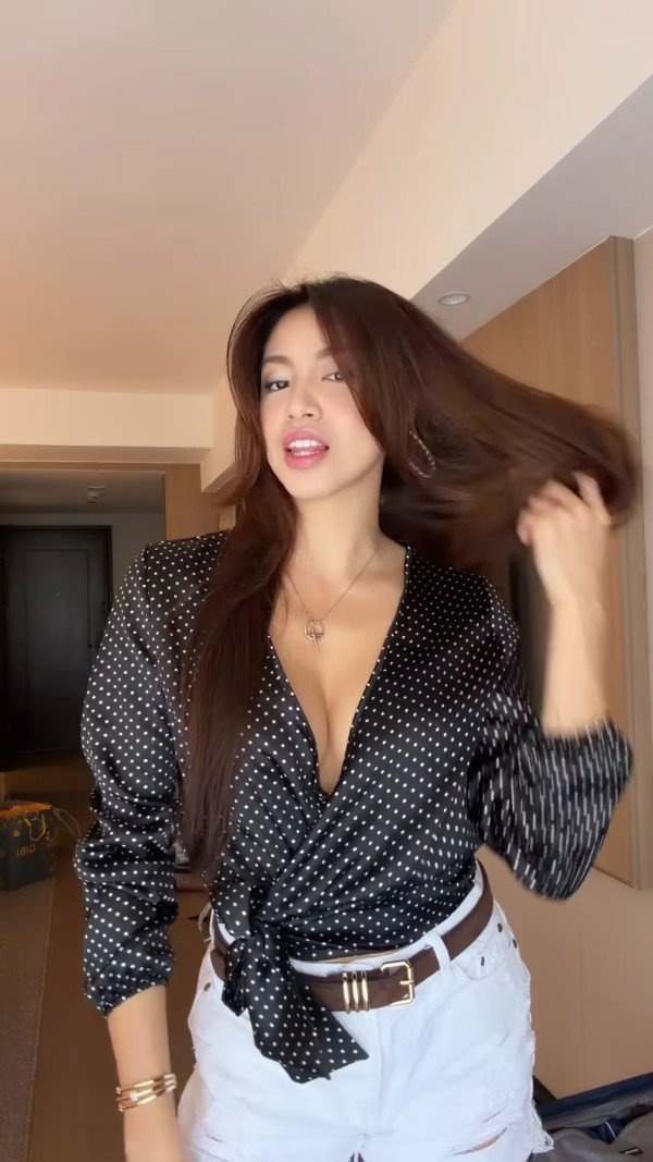 雙料港姐冠軍真空上陣教著內衣除胸墊 胸形畢露震撼網民：造福女性