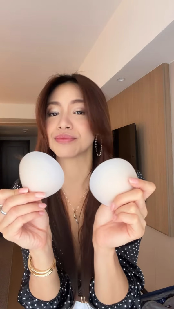 雙料港姐冠軍真空上陣教著內衣除胸墊 胸形畢露震撼網民：造福女性