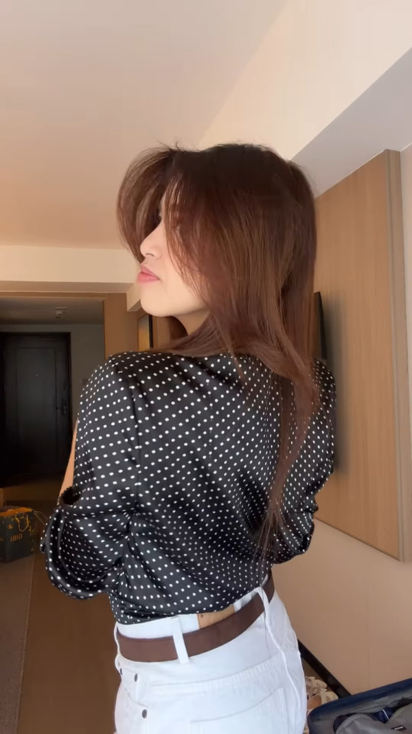 雙料港姐冠軍真空上陣教著內衣除胸墊 胸形畢露震撼網民：造福女性