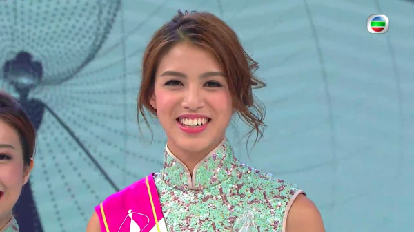 雙料港姐冠軍真空上陣教著內衣除胸墊 胸形畢露震撼網民：造福女性