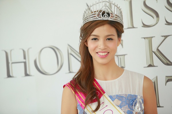 雙料港姐冠軍真空上陣教著內衣除胸墊 胸形畢露震撼網民：造福女性