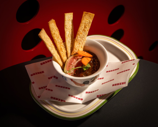 銅鑼灣新開創意雞料理主題店  ３大打卡位／主題周邊／招牌燒熟成三黃雞