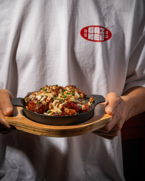 銅鑼灣新開創意雞料理主題店  ３大打卡位／主題周邊／招牌燒熟成三黃雞