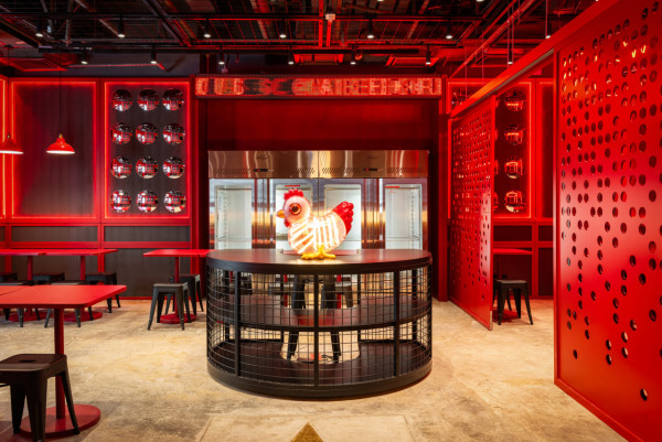 銅鑼灣新開創意雞料理主題店  ３大打卡位／主題周邊／招牌燒熟成三黃雞