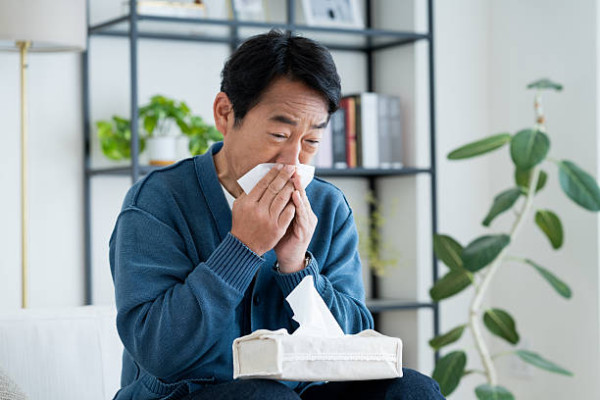 提神飲品當水飲出事！男子狂流黑色鼻涕驚揭鼻腔發霉 醫生教睇5種鼻涕顏色警號