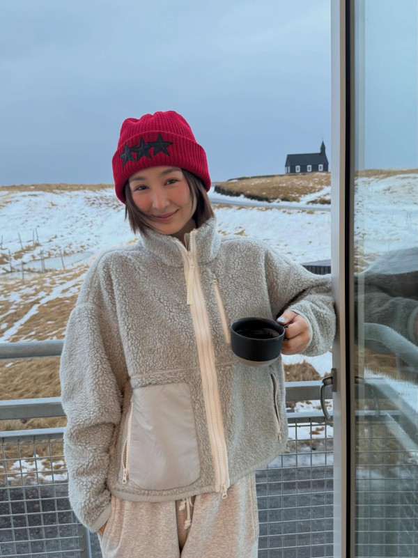 高海寧飛冰島曬比堅尼浸溫泉 零度解放魔鬼身材！網民激動跪求正面相