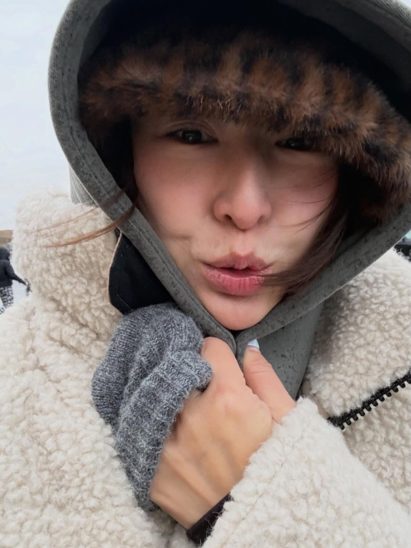 高海寧飛冰島曬比堅尼浸溫泉 零度解放魔鬼身材！網民激動跪求正面相