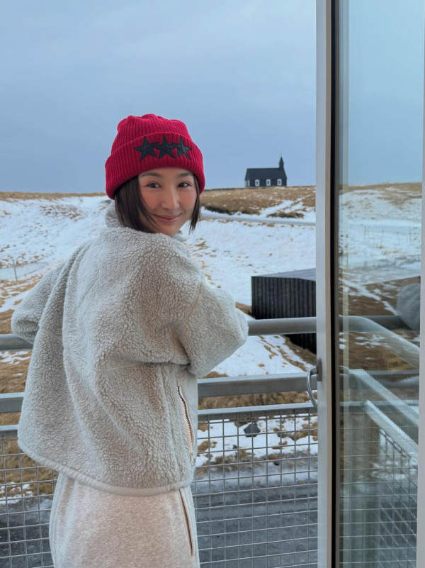 高海寧飛冰島曬比堅尼浸溫泉 零度解放魔鬼身材！網民激動跪求正面相