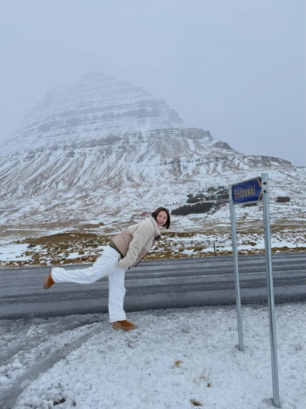 高海寧飛冰島曬比堅尼浸溫泉 零度解放魔鬼身材！網民激動跪求正面相