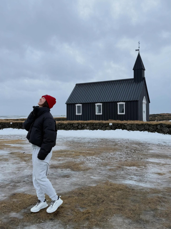 高海寧飛冰島曬比堅尼浸溫泉 零度解放魔鬼身材！網民激動跪求正面相