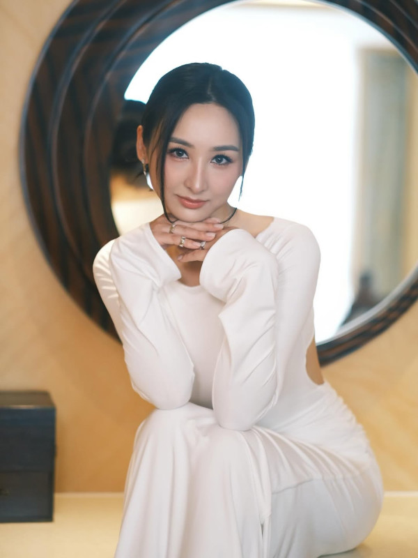 高海寧飛冰島曬比堅尼浸溫泉 零度解放魔鬼身材！網民激動跪求正面相