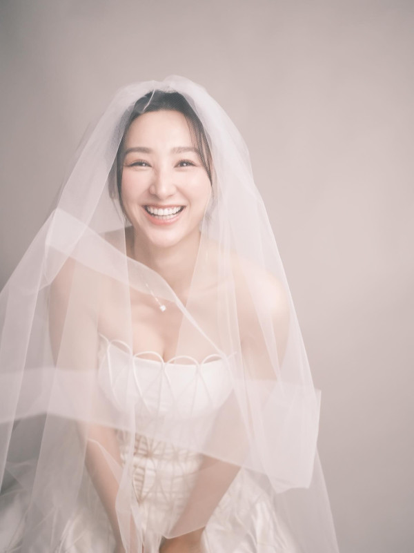 高海寧飛冰島曬比堅尼浸溫泉 零度解放魔鬼身材！網民激動跪求正面相