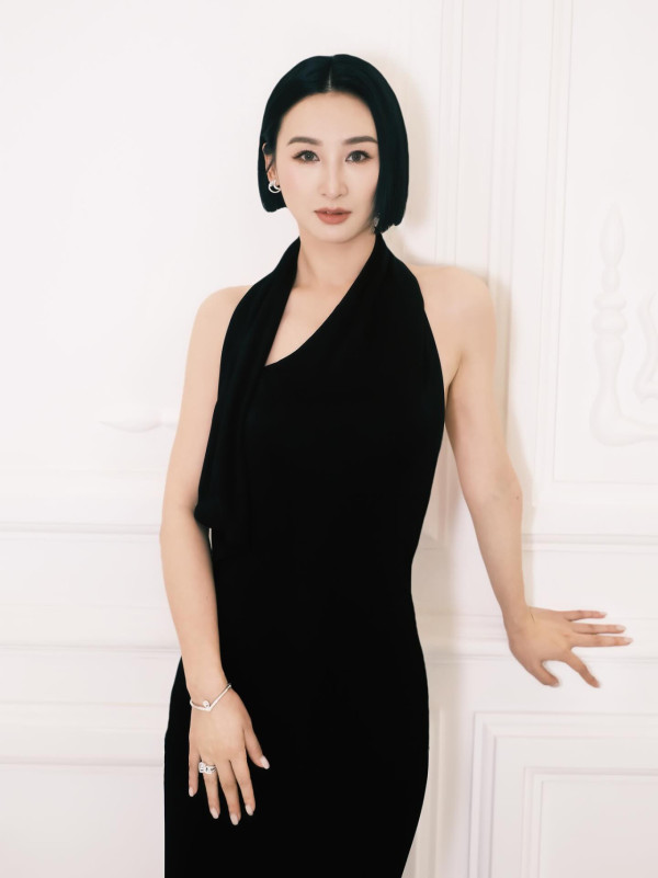 高海寧飛冰島曬比堅尼浸溫泉 零度解放魔鬼身材！網民激動跪求正面相