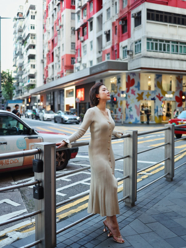 視帝老婆晒激凸C級身材胸壓街頭！超貼身曲線惹網民注目：巨胸冠軍