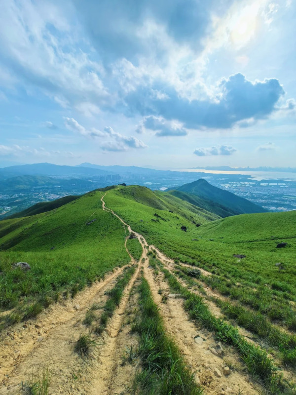 屯馬綫現「元朗阿爾卑斯山」！網民讚靚到似瑞士日本 屯元天街坊反揭1原因唔高興