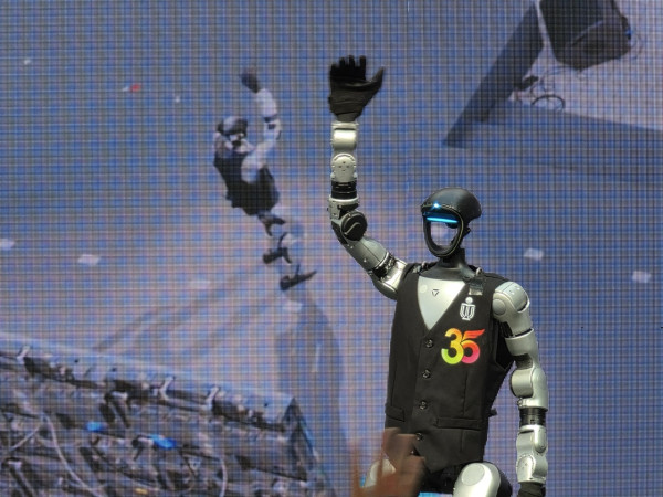 科大 35 周年校慶啟動禮直擊 AI機械人與醒獅共舞展現「凡事可為」精神