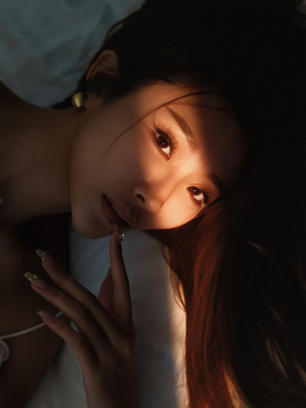 TVB性感尤物半透睡衣床照尺度無下限！反地心吸力谷胸超邪惡視角衝擊眼球