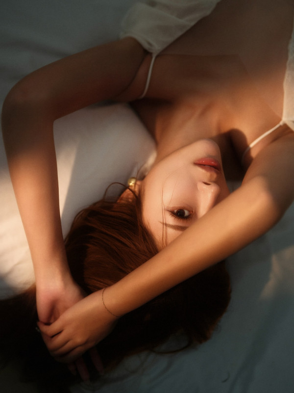 TVB性感尤物半透睡衣床照尺度無下限！反地心吸力谷胸超邪惡視角衝擊眼球