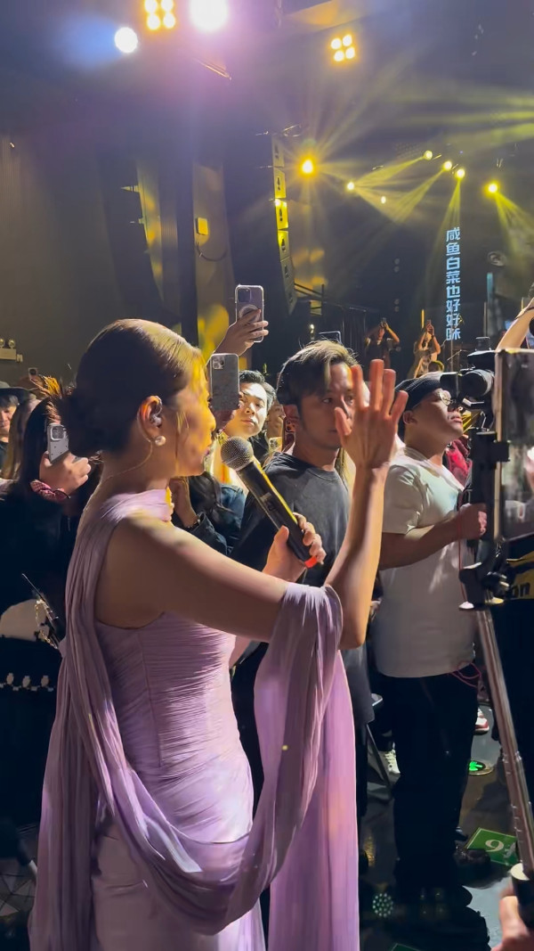 陳自瑤開騷疑遇粉絲當眾搏懵摸！第一身影片流出直認猥瑣：滑滑的