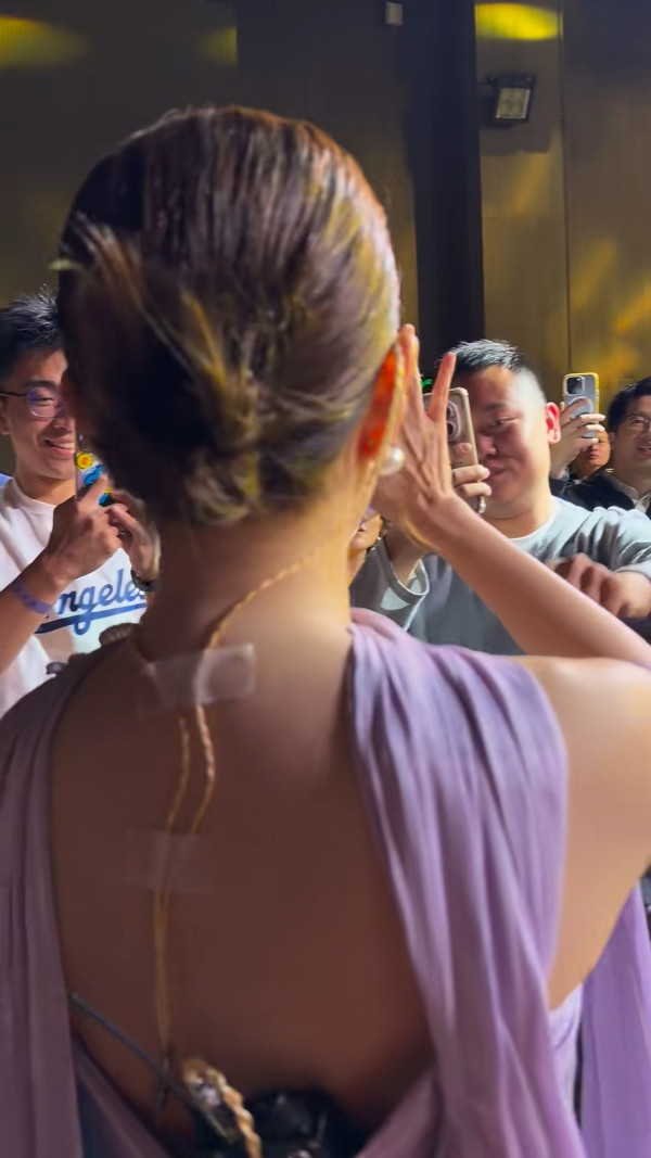 陳自瑤開騷疑遇粉絲當眾搏懵摸！第一身影片流出直認猥瑣：滑滑的