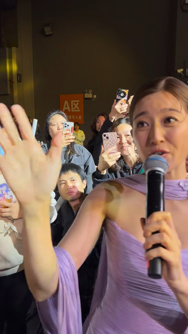 陳自瑤開騷疑遇粉絲當眾搏懵摸！第一身影片流出直認猥瑣：滑滑的