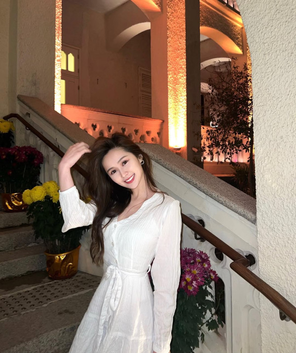 梁超怡晒純白綁帶性感泳衣照！上圍全面升Cup黃金曲線震撼眼球